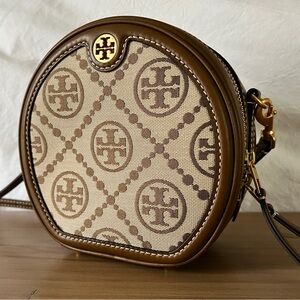 Used twice! Like brand new! Mint condition Tory Burch monogram purse 👛